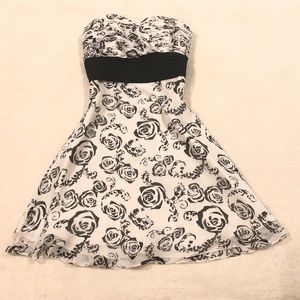 NWT White House/Black Market size 4